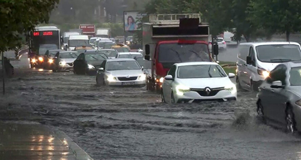 İstanbul'da Sağanak Yağış Su Baskınlarına Neden Oldu