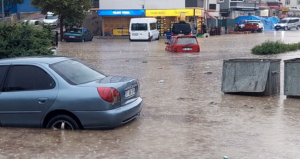 Boyabat'ta Sağanak Yağış Hayatı Olumsuz Etkiledi