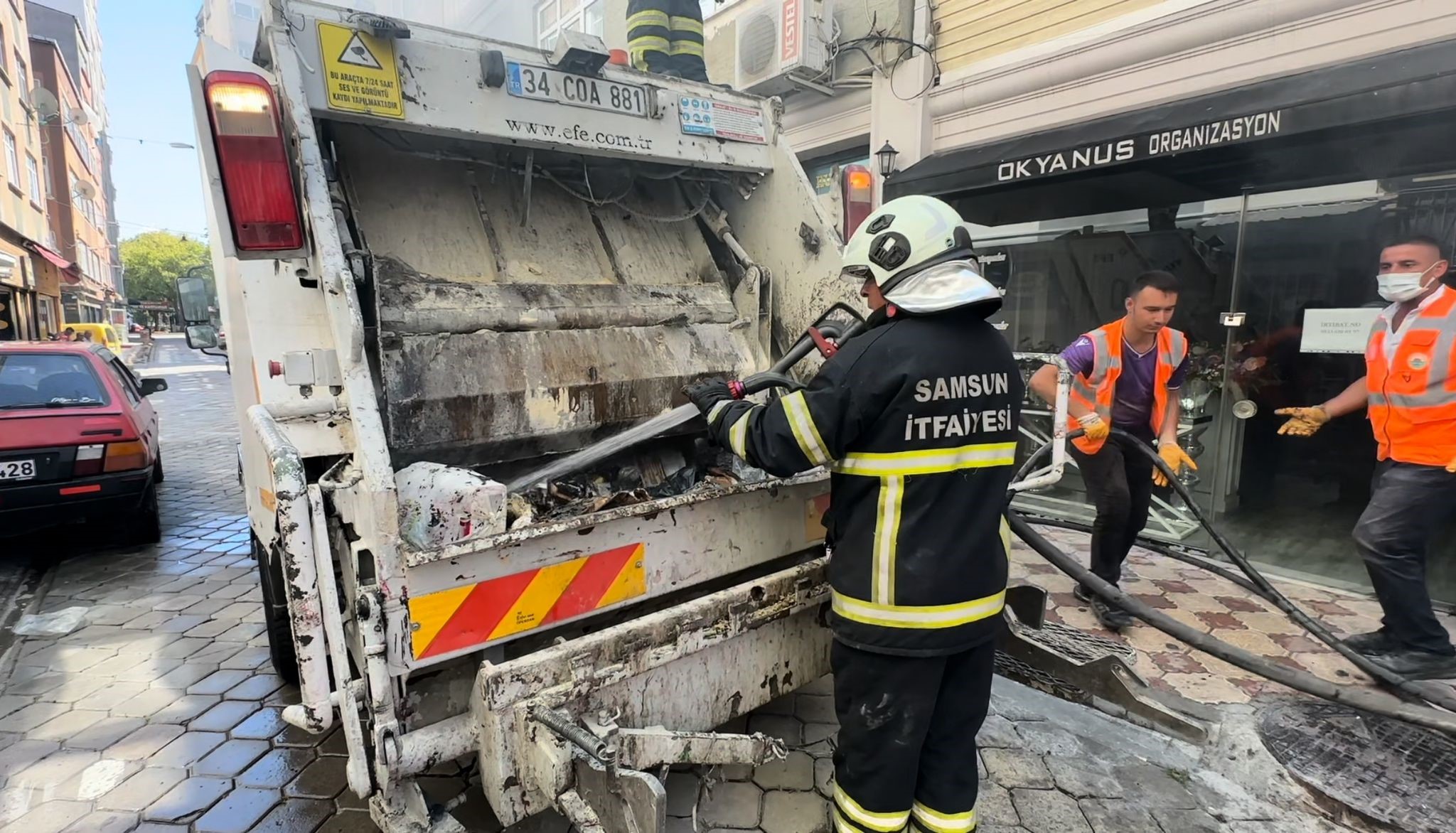 Çöpe atılan kül, çöp kamyonunu tutuşturdu