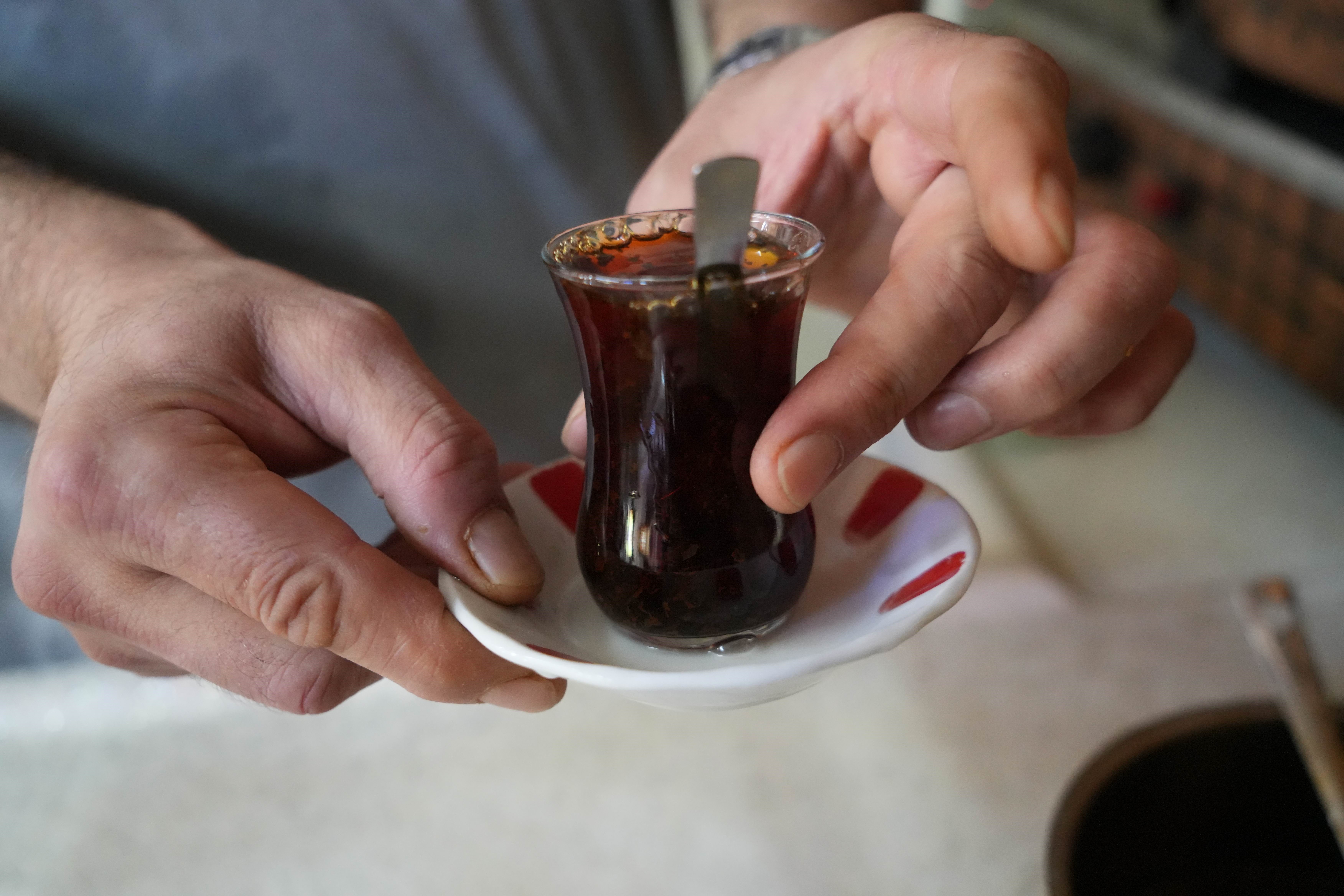 Çay Demleme Tartışması: Sıcak mı Soğuk mu?