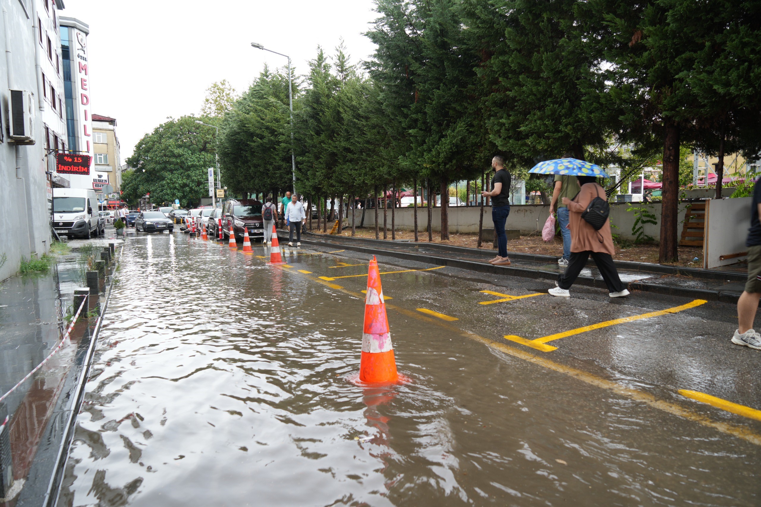 Samsun’da Ani Sağanak Caddeleri Dereye Dönüştürdü