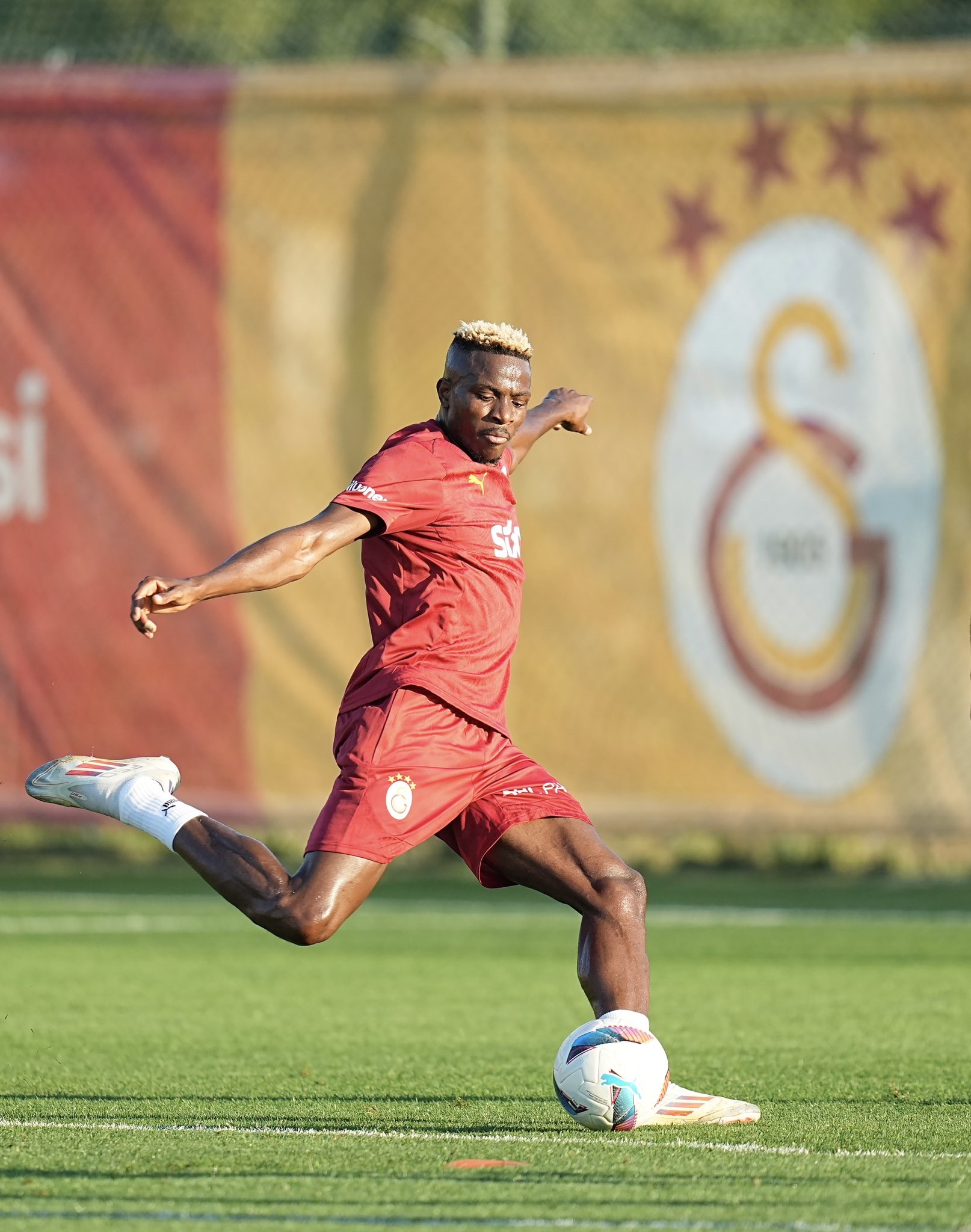 Galatasaray’da Osimhen antrenmana çıktı