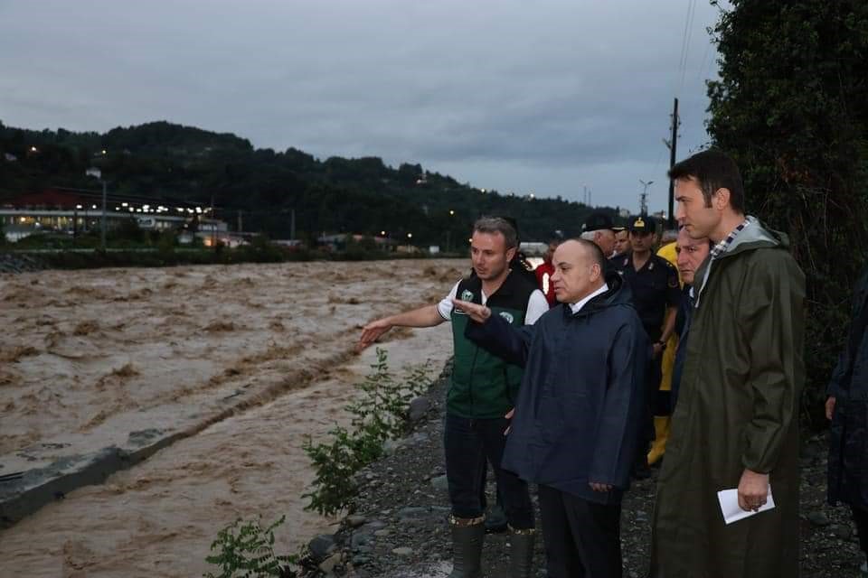 Heyelan ve Taşkınlar Şehri Felç Etti: 32 Yol Kapalı