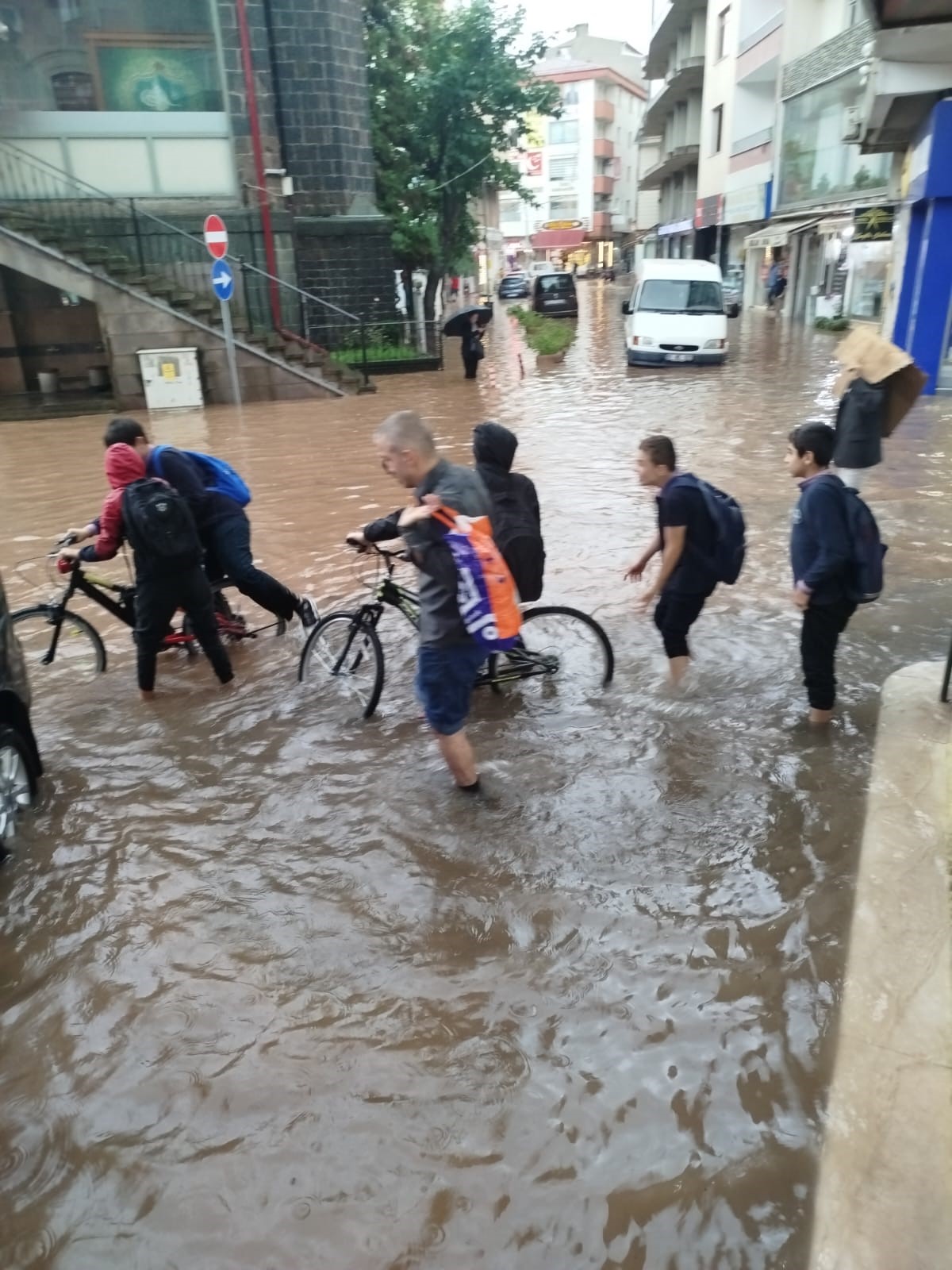 Trabzon'da şiddetli yağış etkili oluyor