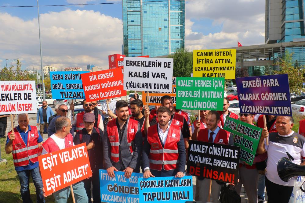 Erkek Hakları İçin Bakanlık Önünde Protesto