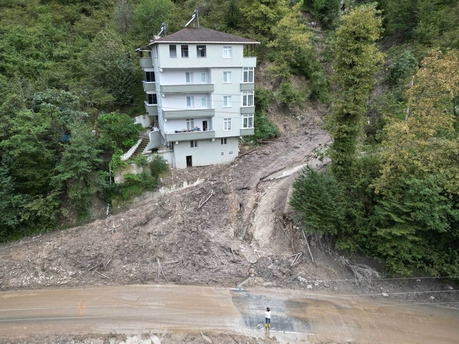 Trabzon Arsin'de Heyelan: 5 Katlı Bina Tehlike Altında