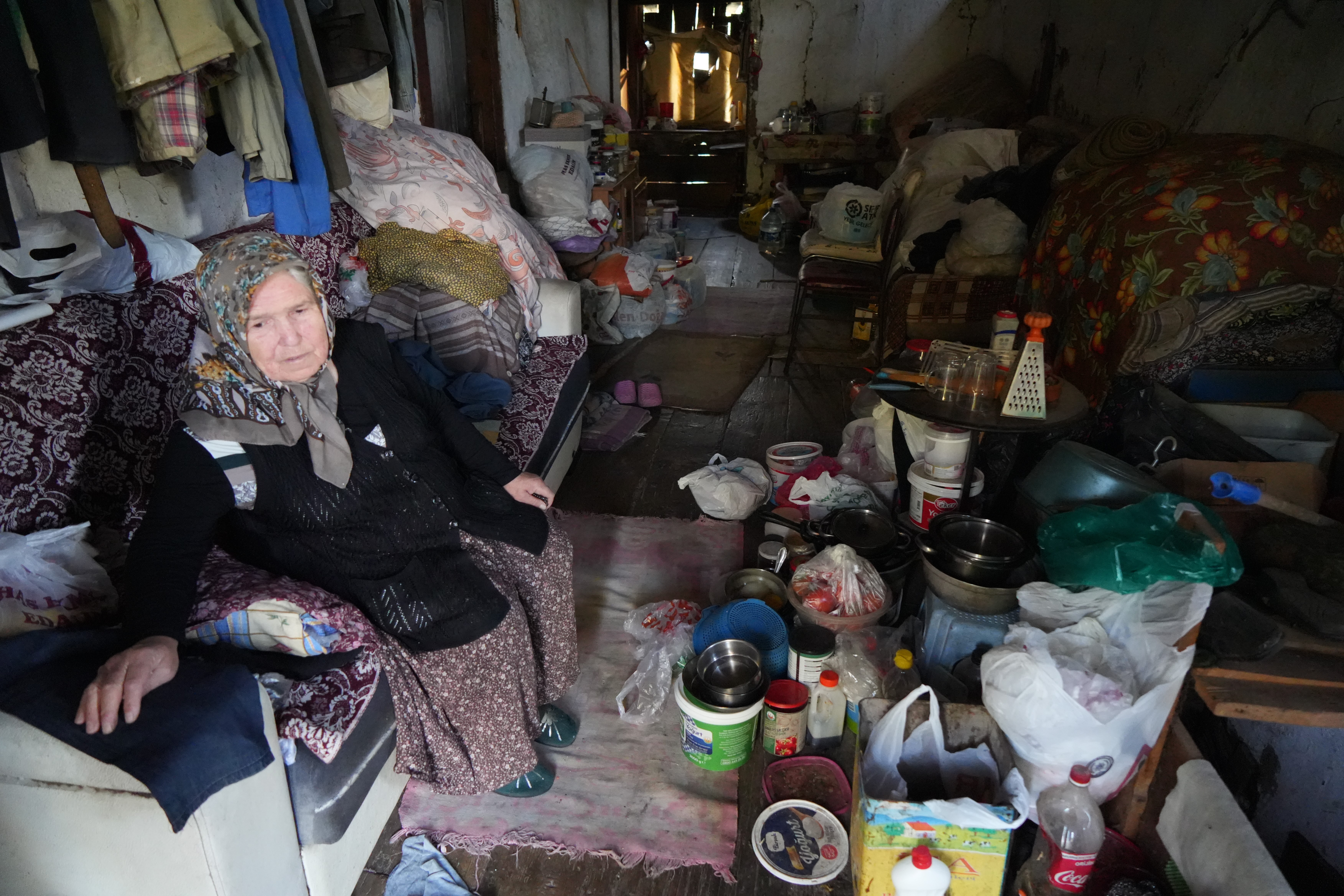 Polis memuru, yaşlı çiftin borcunu ödedi