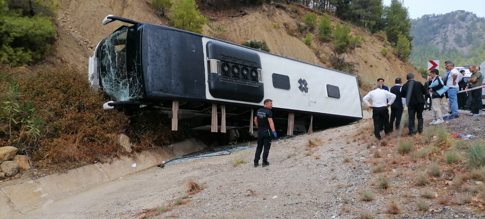 Yolcu otobüsü şarampole devrildi: 8 yaralı