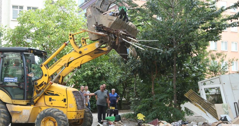 Atakum’da Ruhsatsız Depo Yerle Bir Edildi