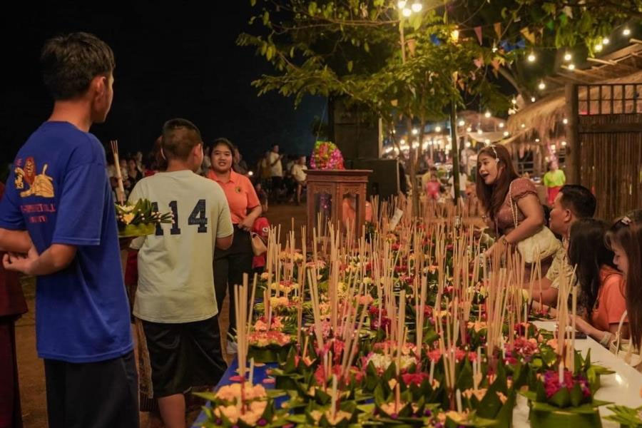 Tayland'da 'Yüzen Fener Festivali'